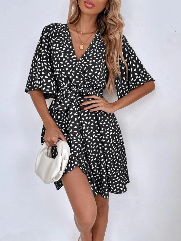 Vestido bocho versátil y moderno con cuello en V y ajuste en la cintura
