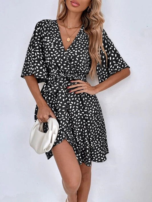 Vestido bocho versátil y moderno con cuello en V y ajuste en la cintura