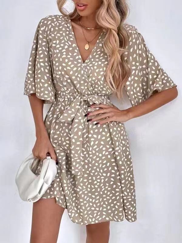 Vestido bocho versátil y moderno con cuello en V y ajuste en la cintura