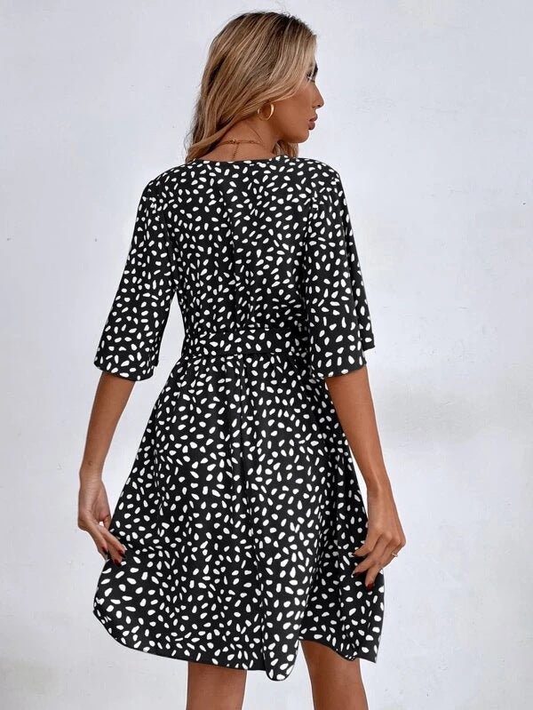 Vestido bocho versátil y moderno con cuello en V y ajuste en la cintura