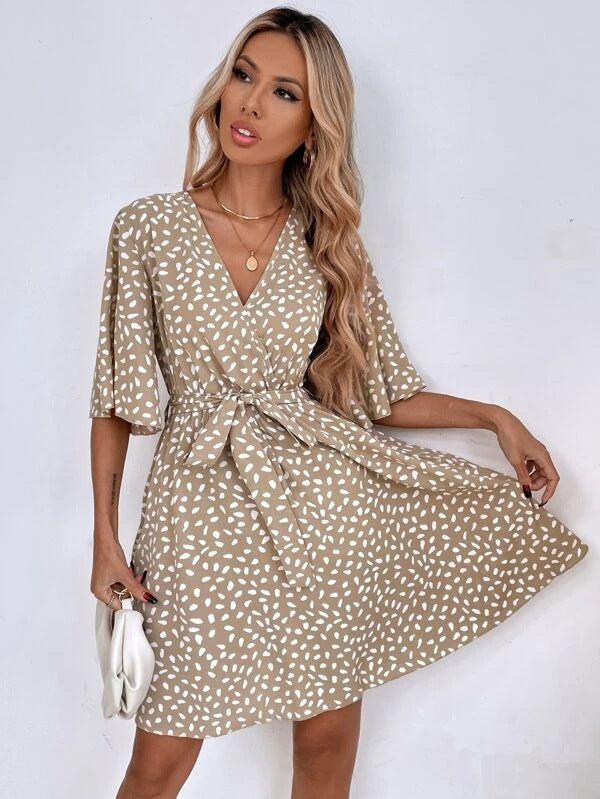 Vestido bocho versátil y moderno con cuello en V y ajuste en la cintura