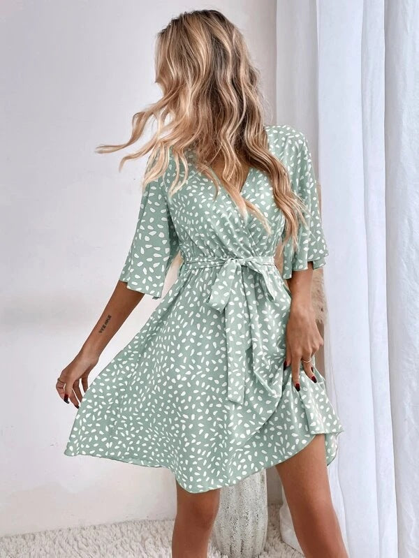Vestido bocho versátil y moderno con cuello en V y ajuste en la cintura