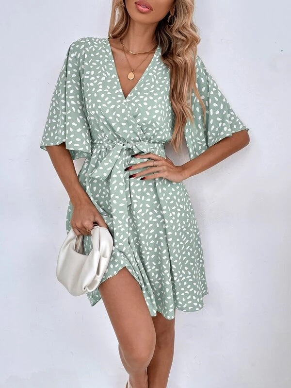Vestido bocho versátil y moderno con cuello en V y ajuste en la cintura