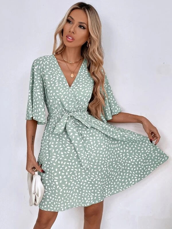 Vestido bocho versátil y moderno con cuello en V y ajuste en la cintura