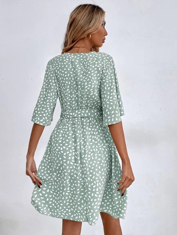 Vestido bocho versátil y moderno con cuello en V y ajuste en la cintura