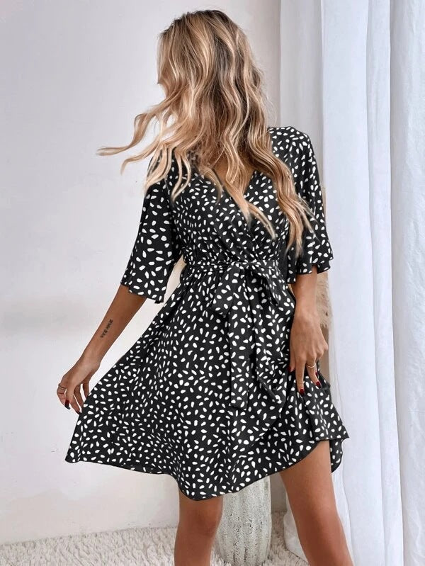 Vestido bocho versátil y moderno con cuello en V y ajuste en la cintura