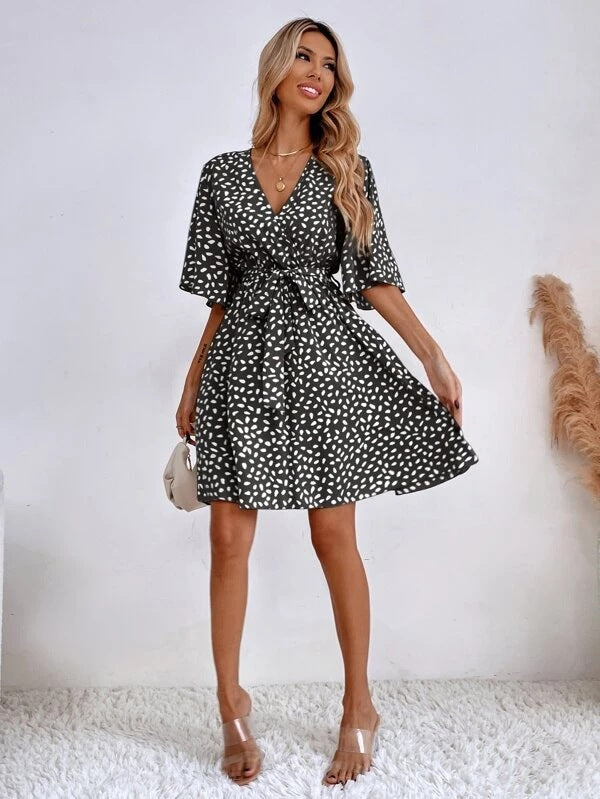 Vestido bocho versátil y moderno con cuello en V y ajuste en la cintura