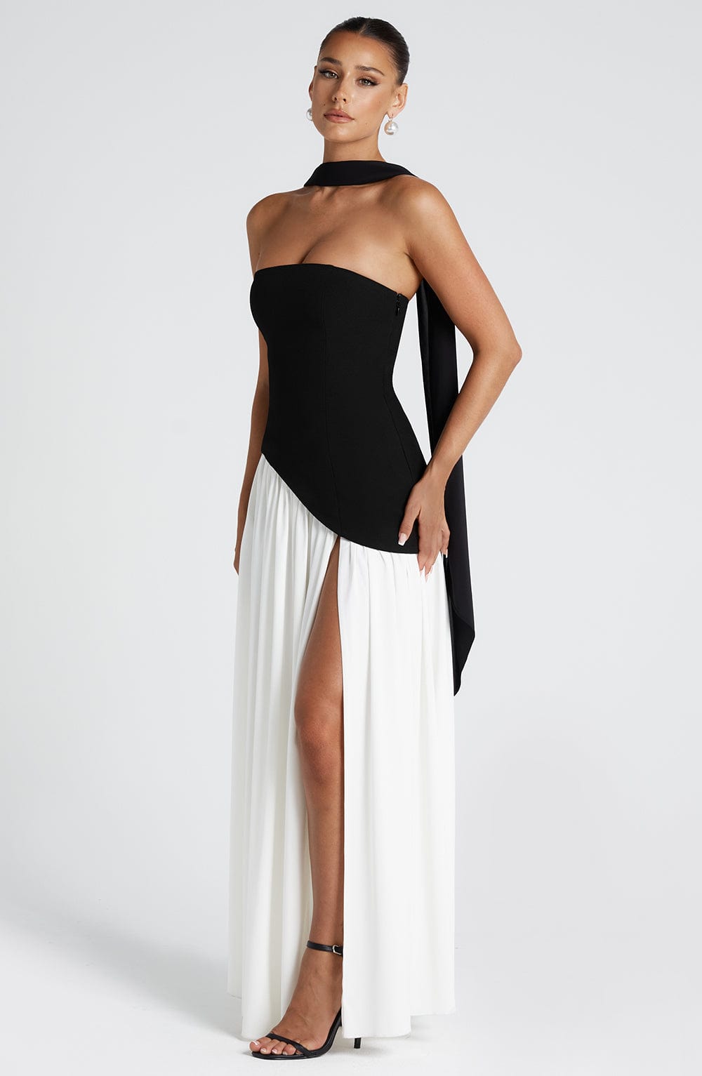 Lara™ | Vestido largo de corte escultórico con cuello halter y abertura profunda