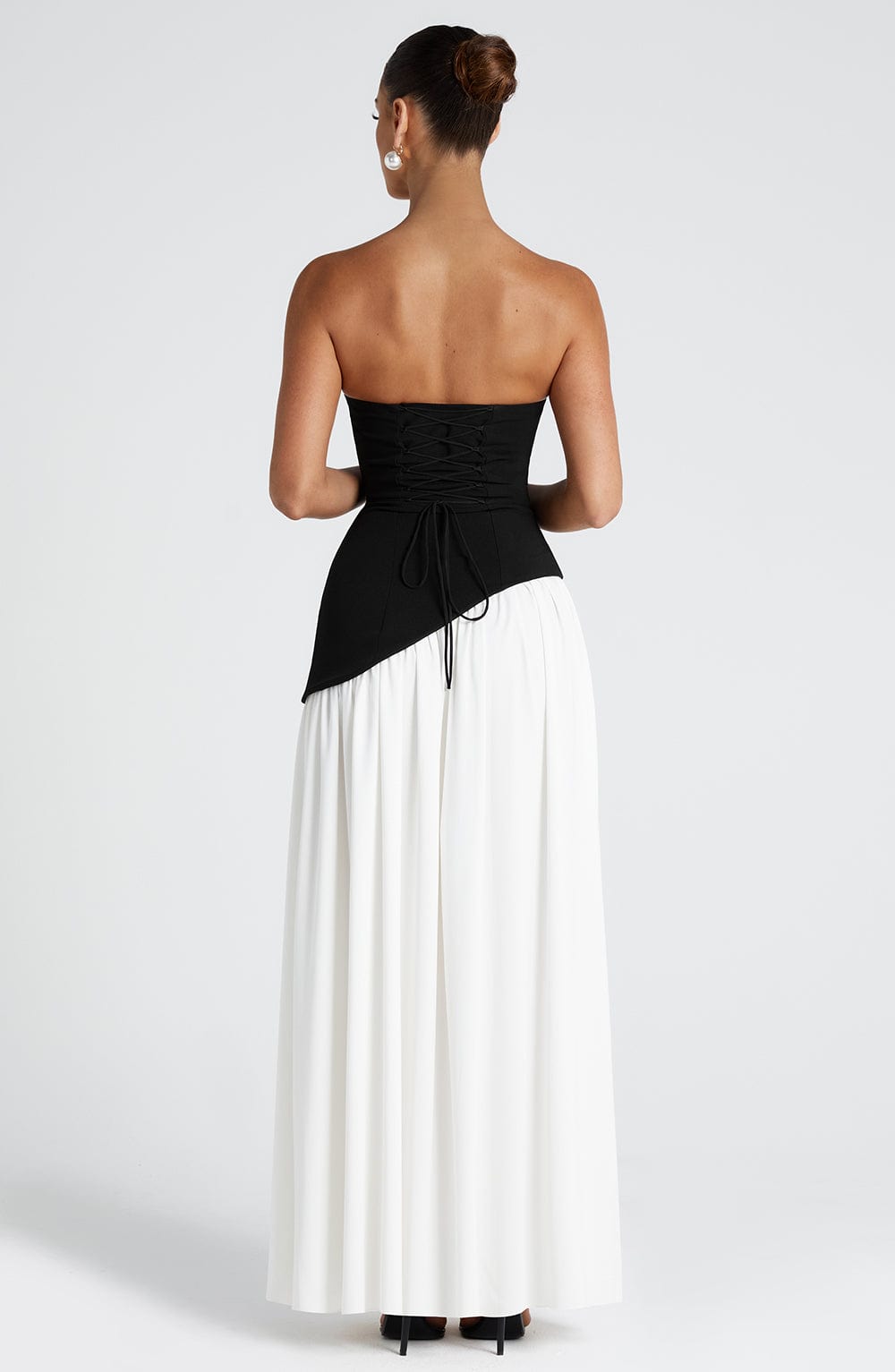 Lara™ | Vestido largo de corte escultórico con cuello halter y abertura profunda