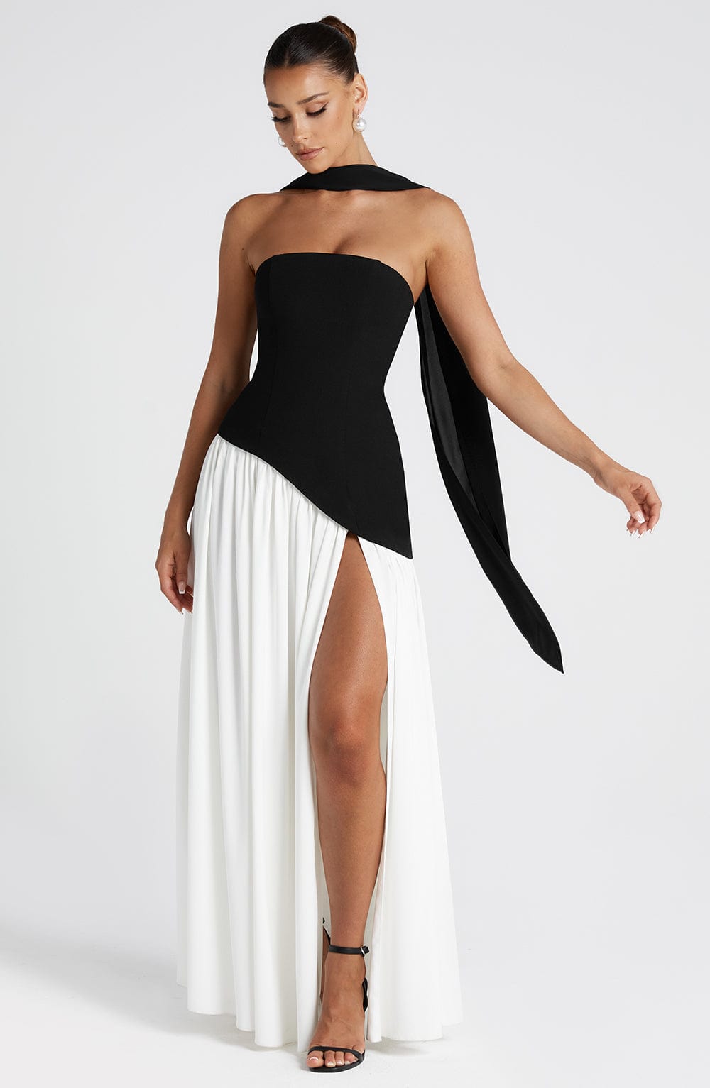 Lara™ | Vestido largo de corte escultórico con cuello halter y abertura profunda