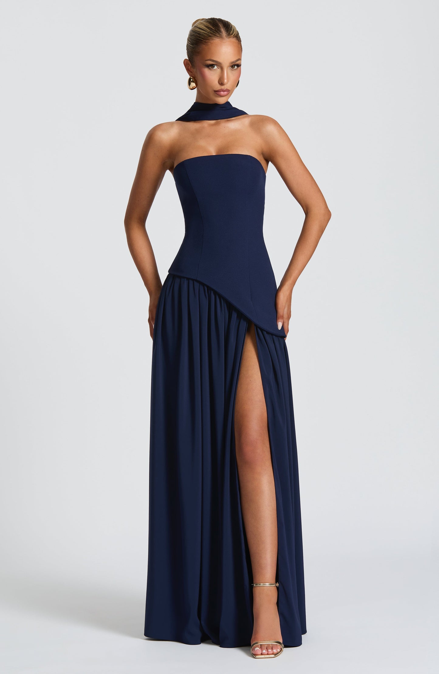 Lara™ | Vestido largo de corte escultórico con cuello halter y abertura profunda