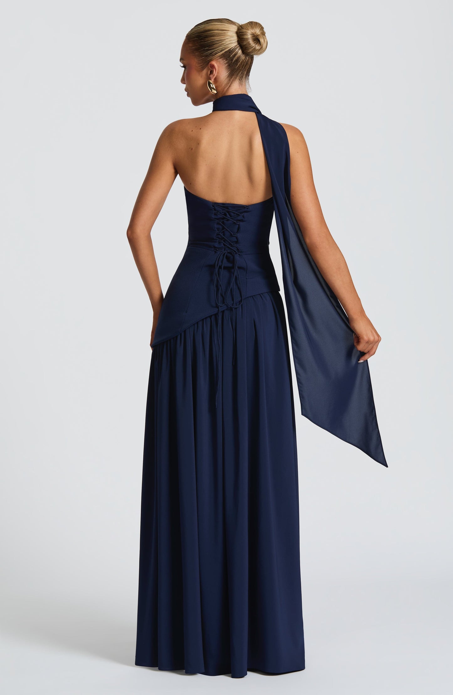 Lara™ | Vestido largo de corte escultórico con cuello halter y abertura profunda