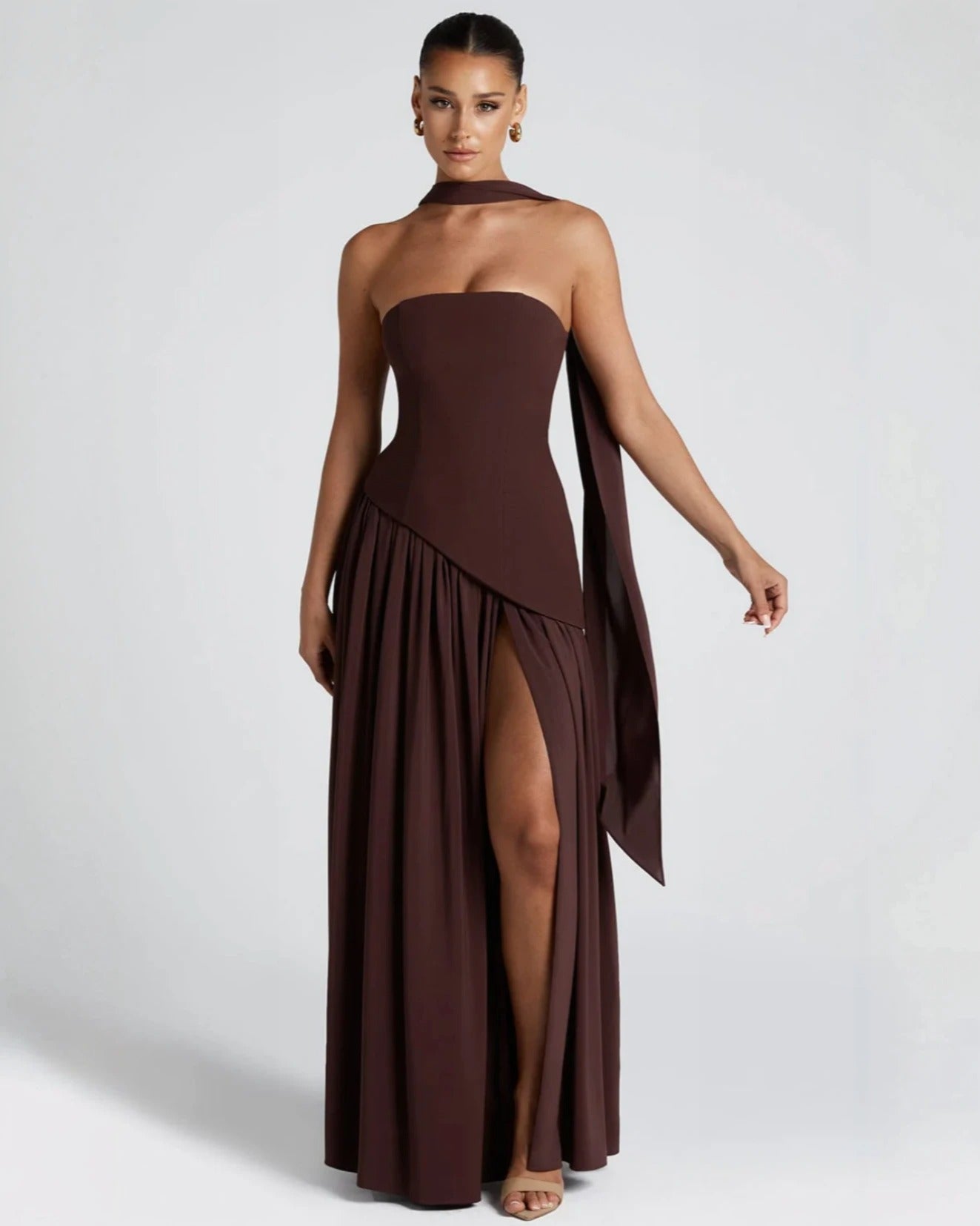 Lara™ | Vestido largo de corte escultórico con cuello halter y abertura profunda