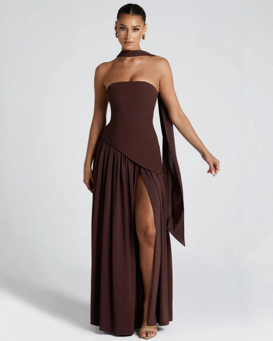 Lara™ | Vestido largo de corte escultórico con cuello halter y abertura profunda