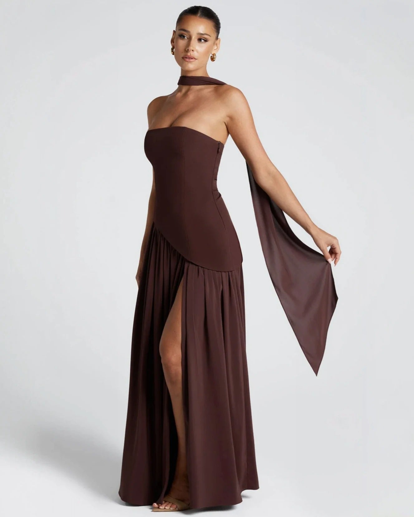 Lara™ | Vestido largo de corte escultórico con cuello halter y abertura profunda