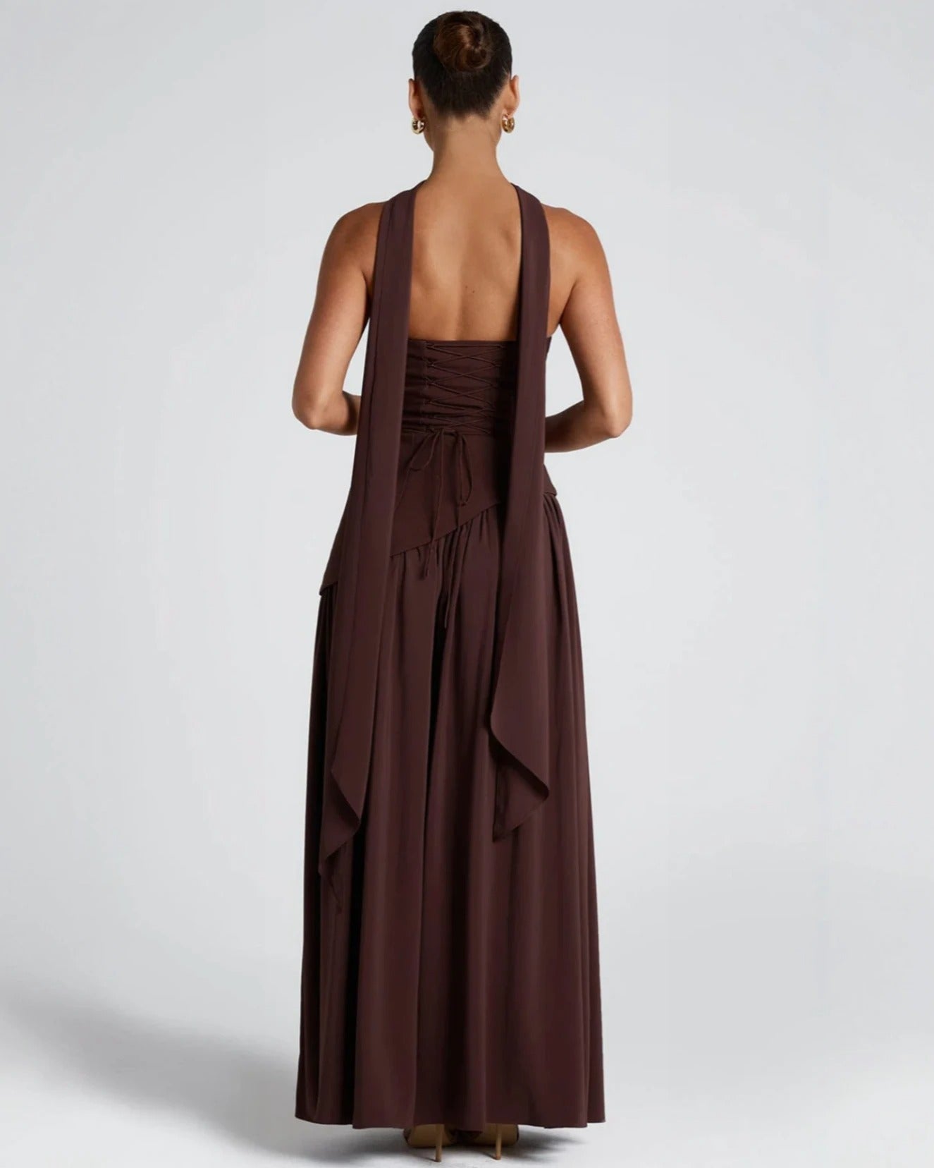 Lara™ | Vestido largo de corte escultórico con cuello halter y abertura profunda