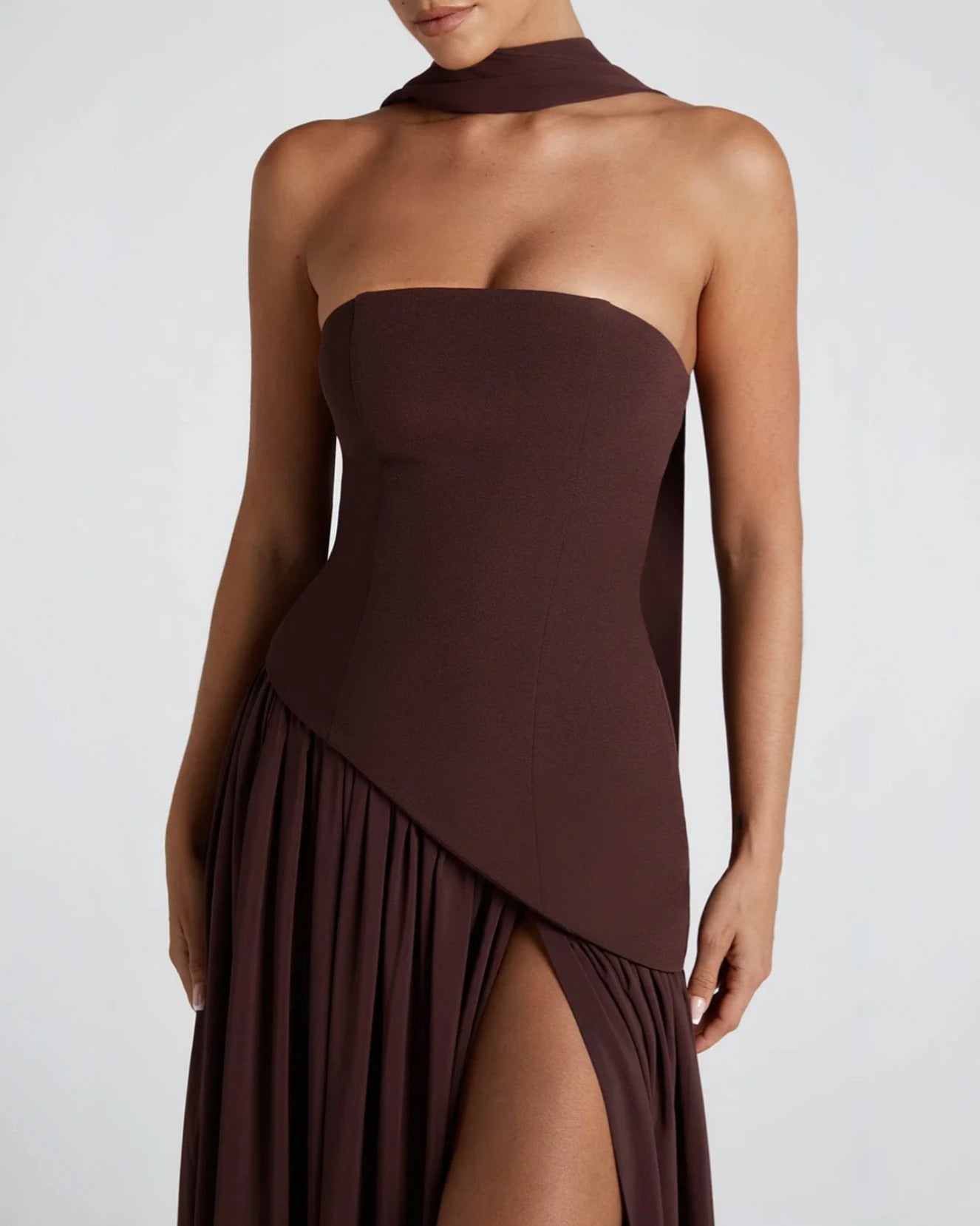 Lara™ | Vestido largo de corte escultórico con cuello halter y abertura profunda