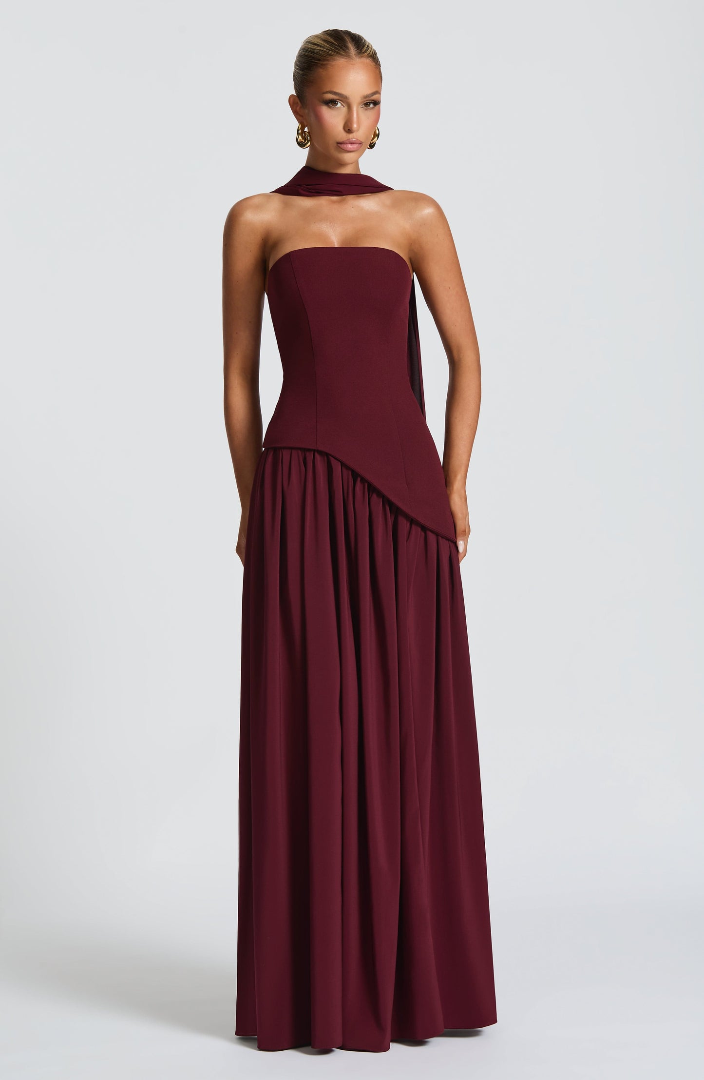 Lara™ | Vestido largo de corte escultórico con cuello halter y abertura profunda