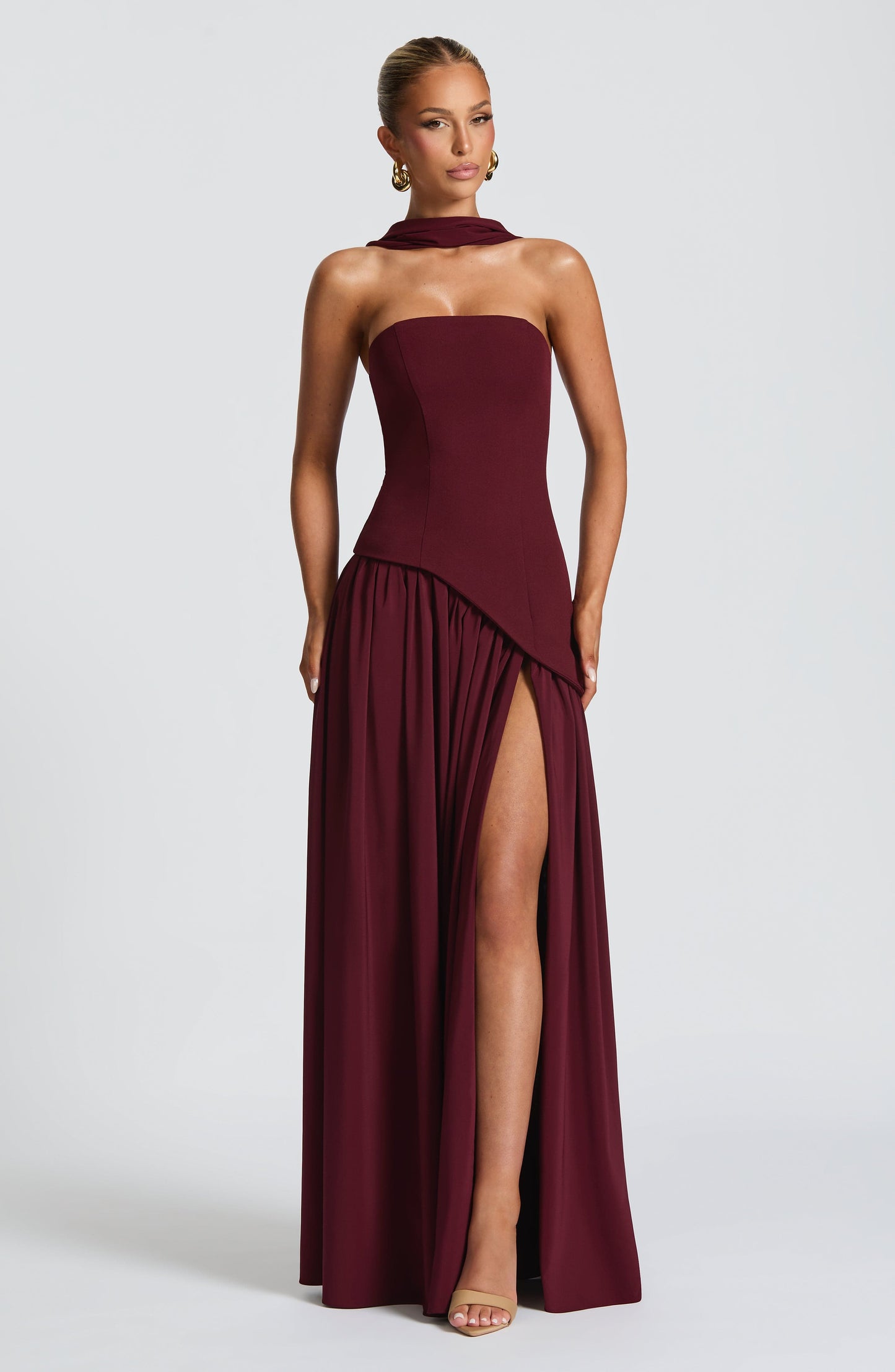 Lara™ | Vestido largo de corte escultórico con cuello halter y abertura profunda