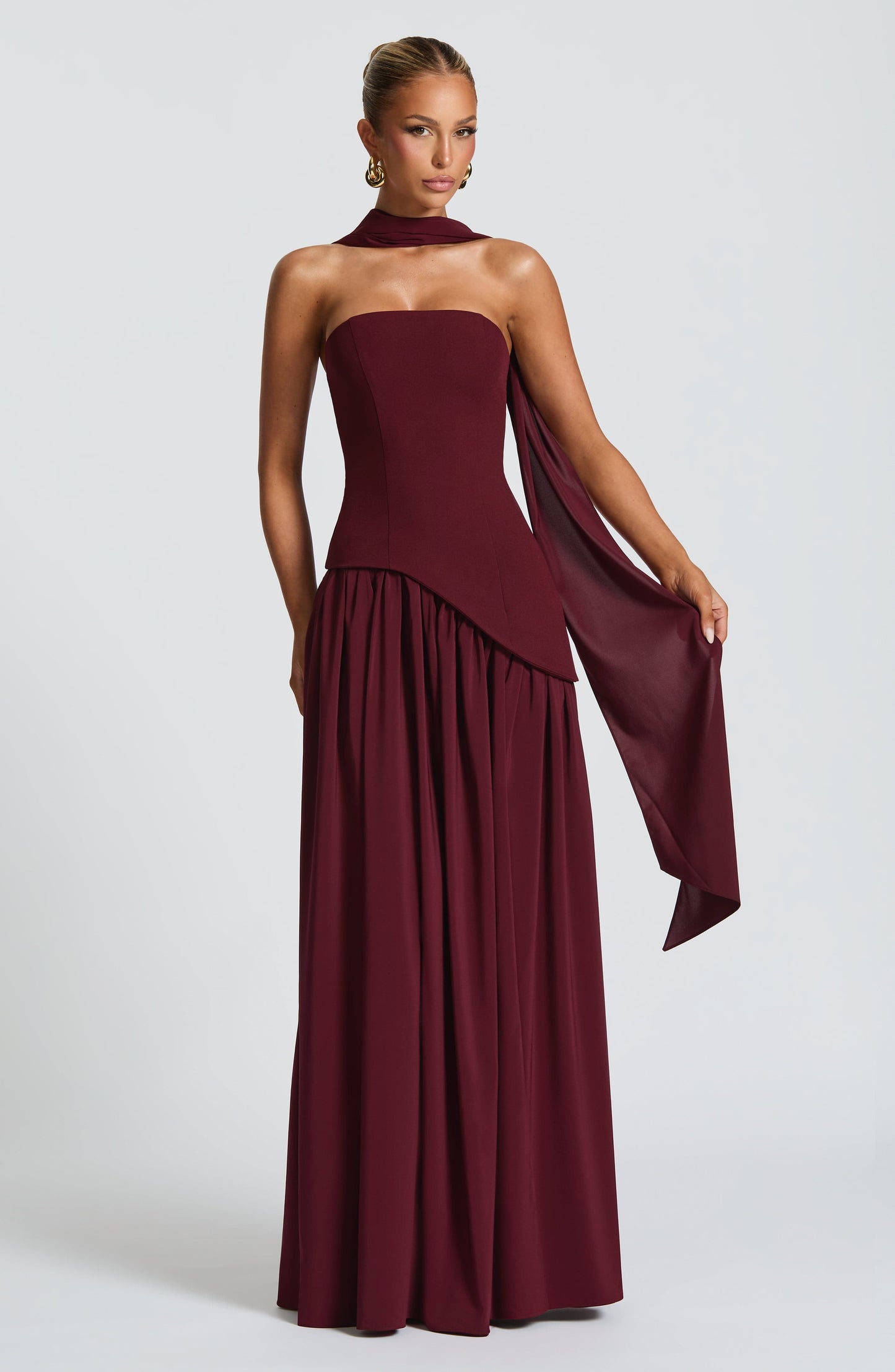 Lara™ | Vestido largo de corte escultórico con cuello halter y abertura profunda
