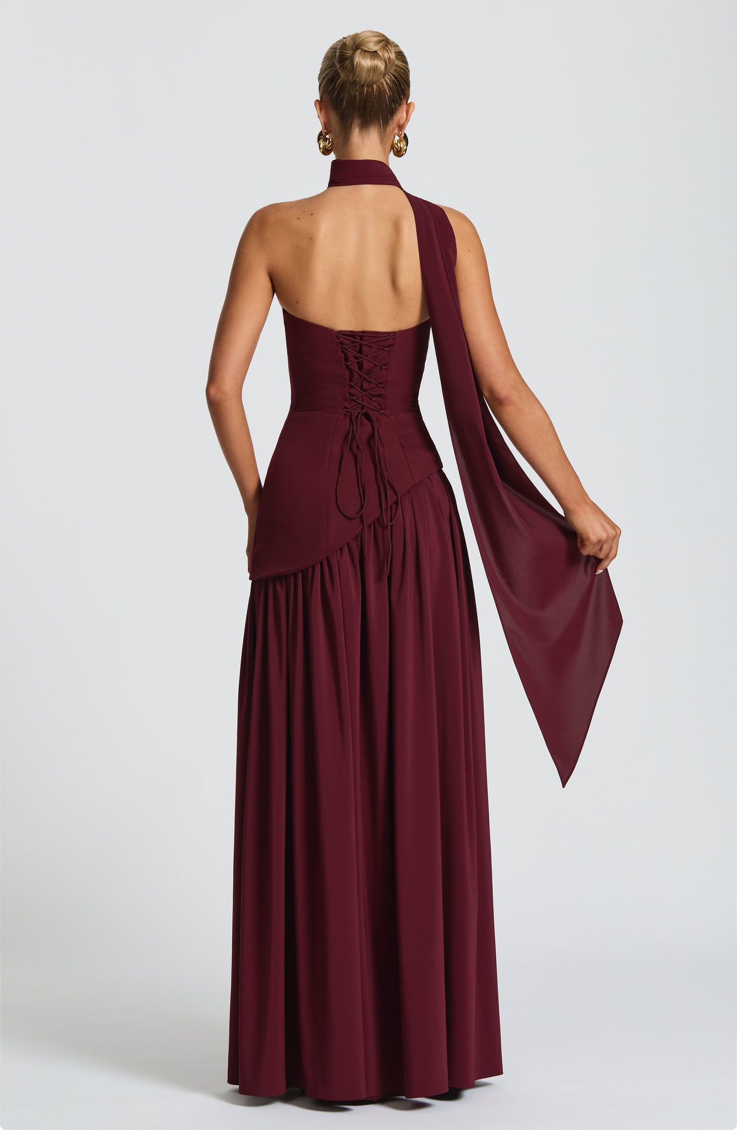 Lara™ | Vestido largo de corte escultórico con cuello halter y abertura profunda