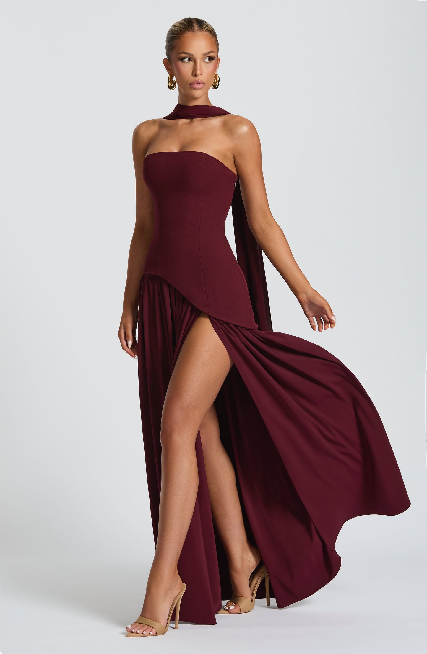 Lara™ | Vestido largo de corte escultórico con cuello halter y abertura profunda