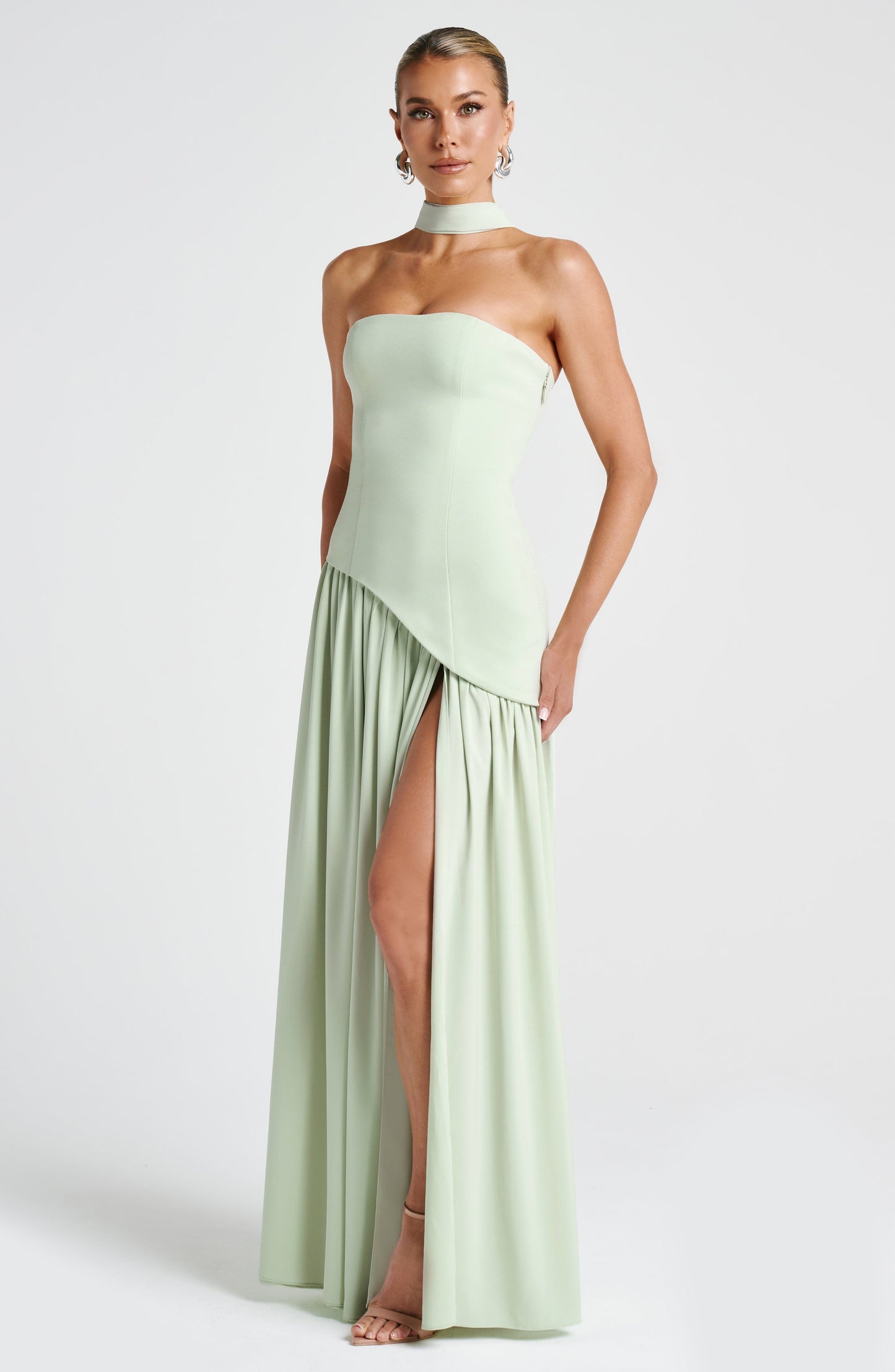 Lara™ | Vestido largo de corte escultórico con cuello halter y abertura profunda