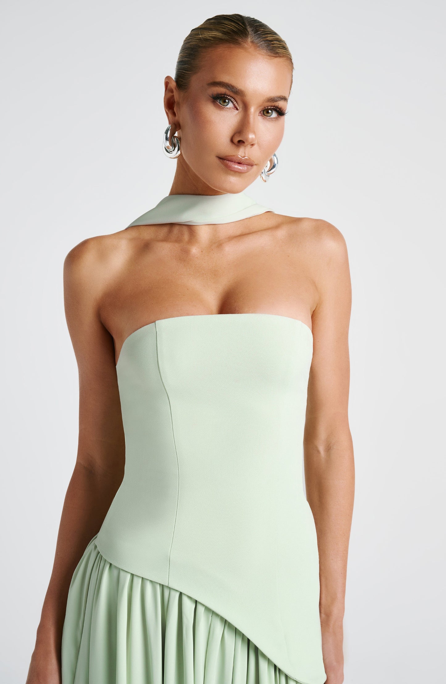 Lara™ | Vestido largo de corte escultórico con cuello halter y abertura profunda
