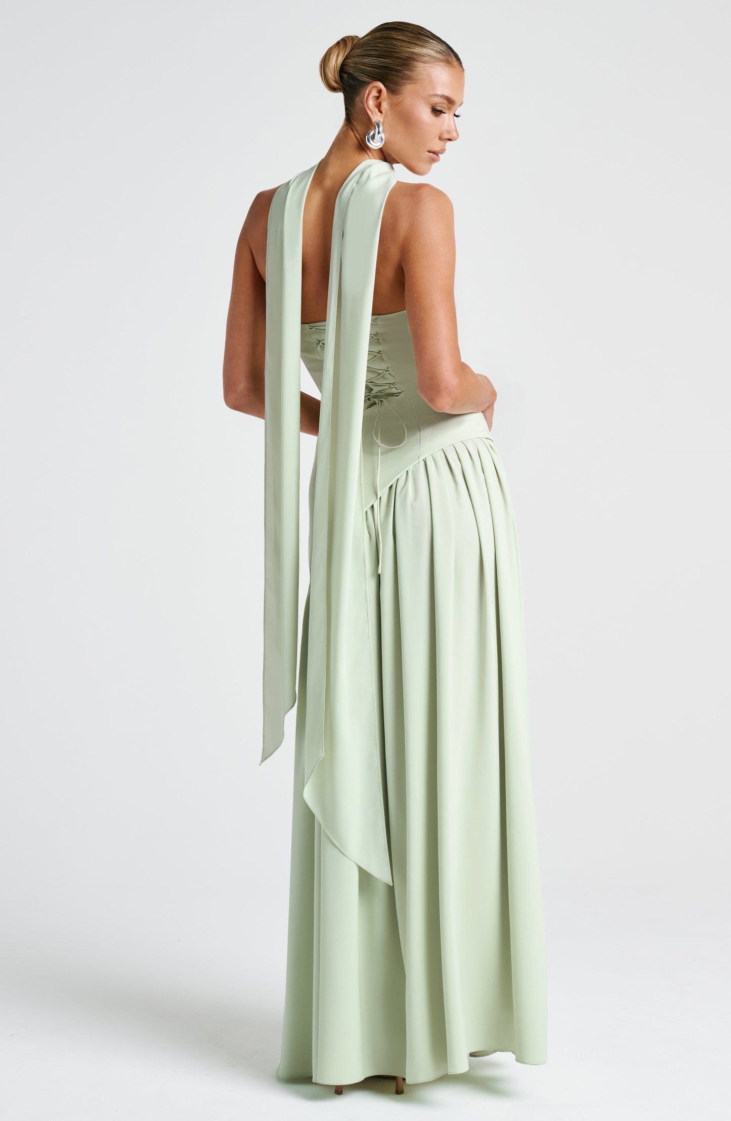 Lara™ | Vestido largo de corte escultórico con cuello halter y abertura profunda