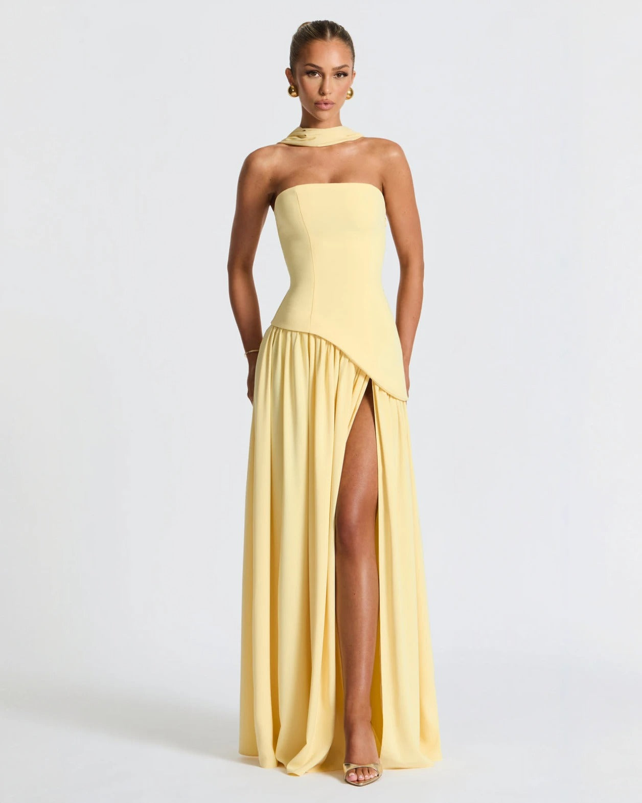 Lara™ | Vestido largo de corte escultórico con cuello halter y abertura profunda