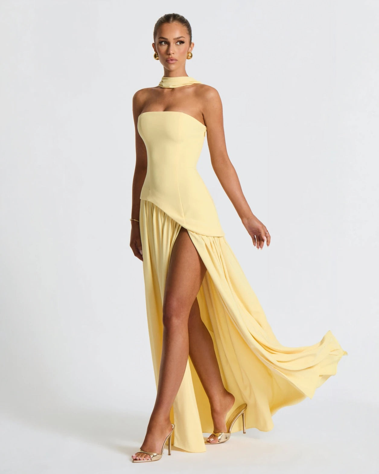 Lara™ | Vestido largo de corte escultórico con cuello halter y abertura profunda