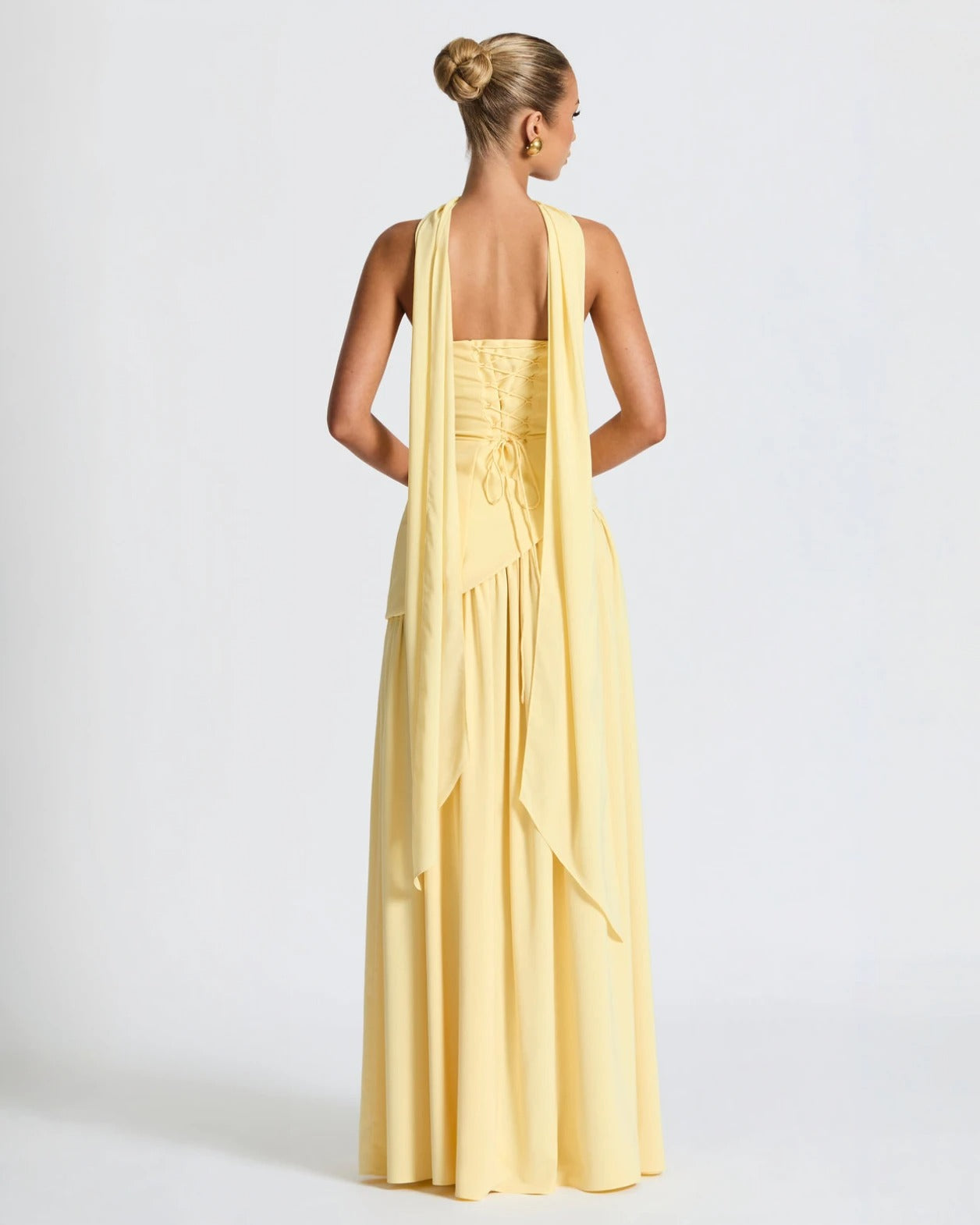 Lara™ | Vestido largo de corte escultórico con cuello halter y abertura profunda