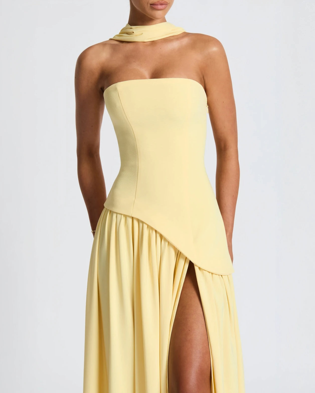Lara™ | Vestido largo de corte escultórico con cuello halter y abertura profunda